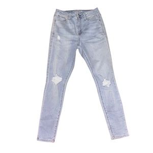 Arizona Jean Co. High rise, Light Wash Denim ripped jeans. Women’s Size 9